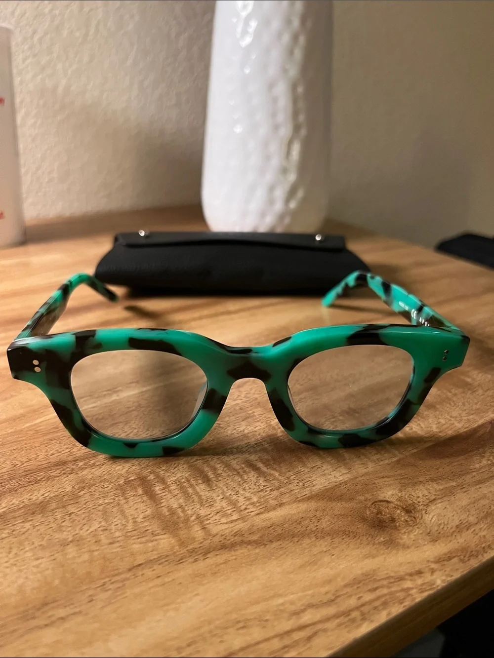 Akila Green Tortoiseshell sunglasses / lightly tinted